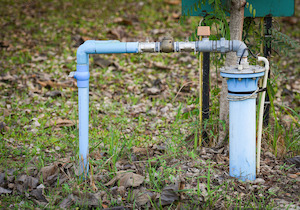 Eine Brunnenpumpe befördert Grundwasser an die Oberfläche