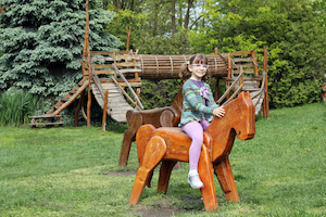 Kinder lieben Holzpferde genau so wie lebendige Pferde